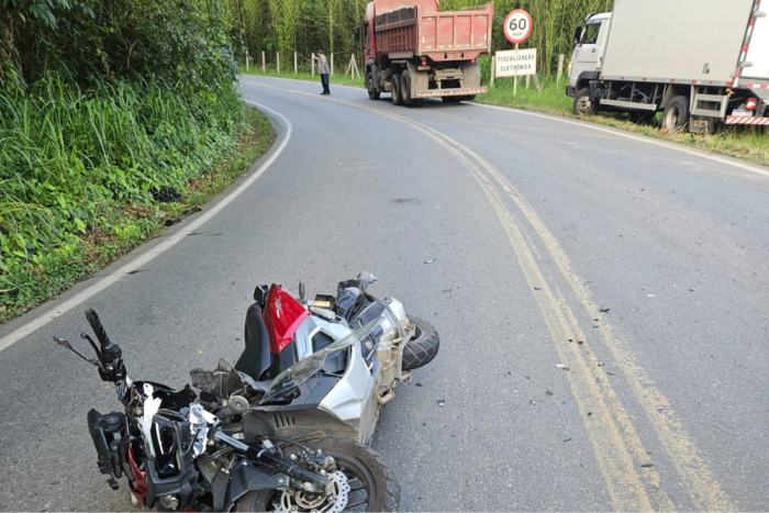 Motociclista fica ferido após colisão com caminhão na Estrada União e Indústria, em Juiz de Fora 8 fotos 1 4