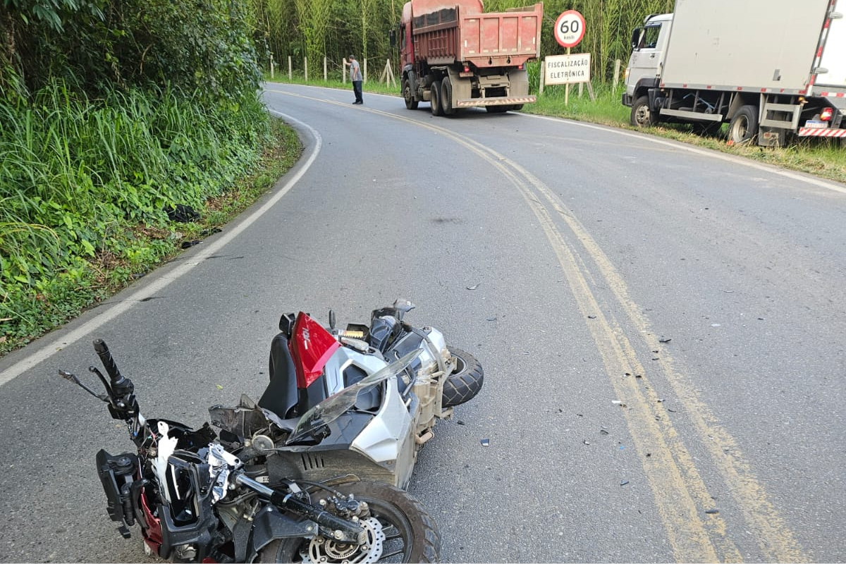 Motociclista fica ferido após colisão com caminhão na Estrada União e Indústria, em Juiz de Fora
