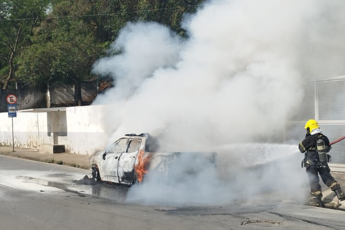 Veículo é destruído pelas chamas na Rua Paracatu