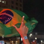 Festa da democracia: vitória de Lula reúne eleitores na Praça Tarcísio Delgado; veja fotos 15 fotos 1793025027