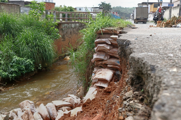 Moradores temem rompimento de adutora de água na Zona Norte 3 fotos 2 2