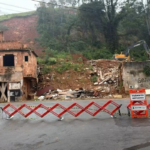 Prefeitura inicia demolições no Parque Burnier e instala lonas em encostas 7 fotos 2 3