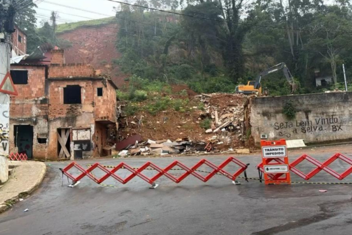 Prefeitura inicia demolições no Parque Burnier e instala lonas em encostas 1 fotos 2 3
