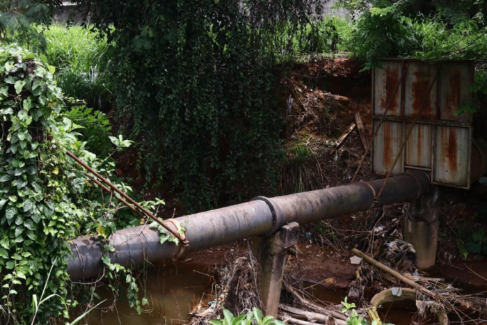 Moradores temem rompimento de adutora de água na Zona Norte 2 fotos 3 2