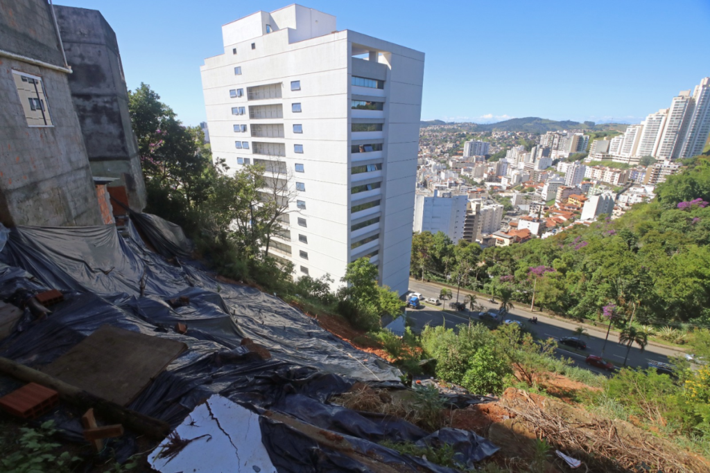 Demolição de imóveis atingidos pelas chuvas no Dom Bosco altera trânsito na Avenida Itamar Franco 1 fotos 4