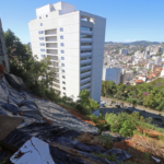 Demolição de imóveis atingidos pelas chuvas no Dom Bosco altera trânsito na Avenida Itamar Franco 4 fotos 4