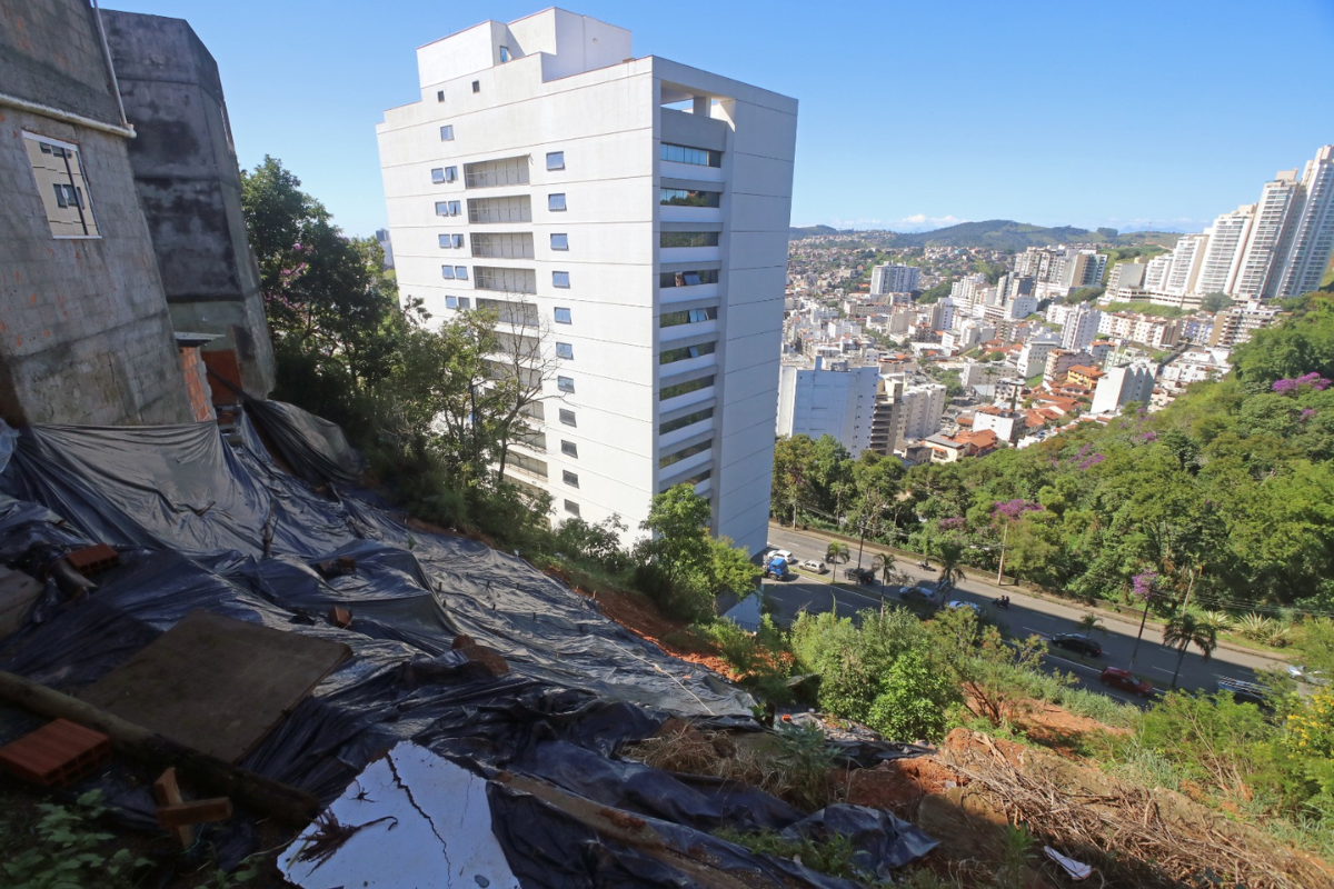 Demolição de imóveis atingidos pelas chuvas no Dom Bosco altera trânsito na Avenida Itamar Franco