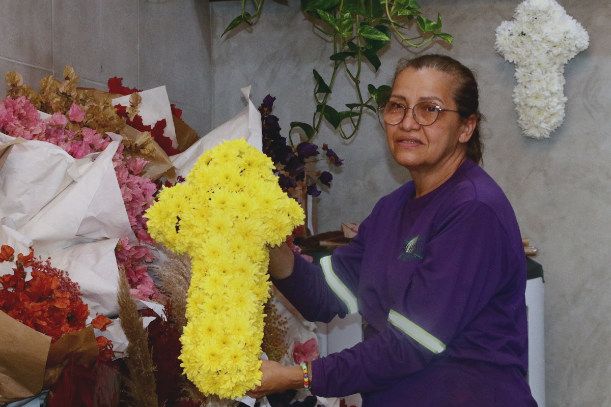 Venda de flores deve crescer no Dia de Finados; loja de Juiz de Fora espera aumento de 30%