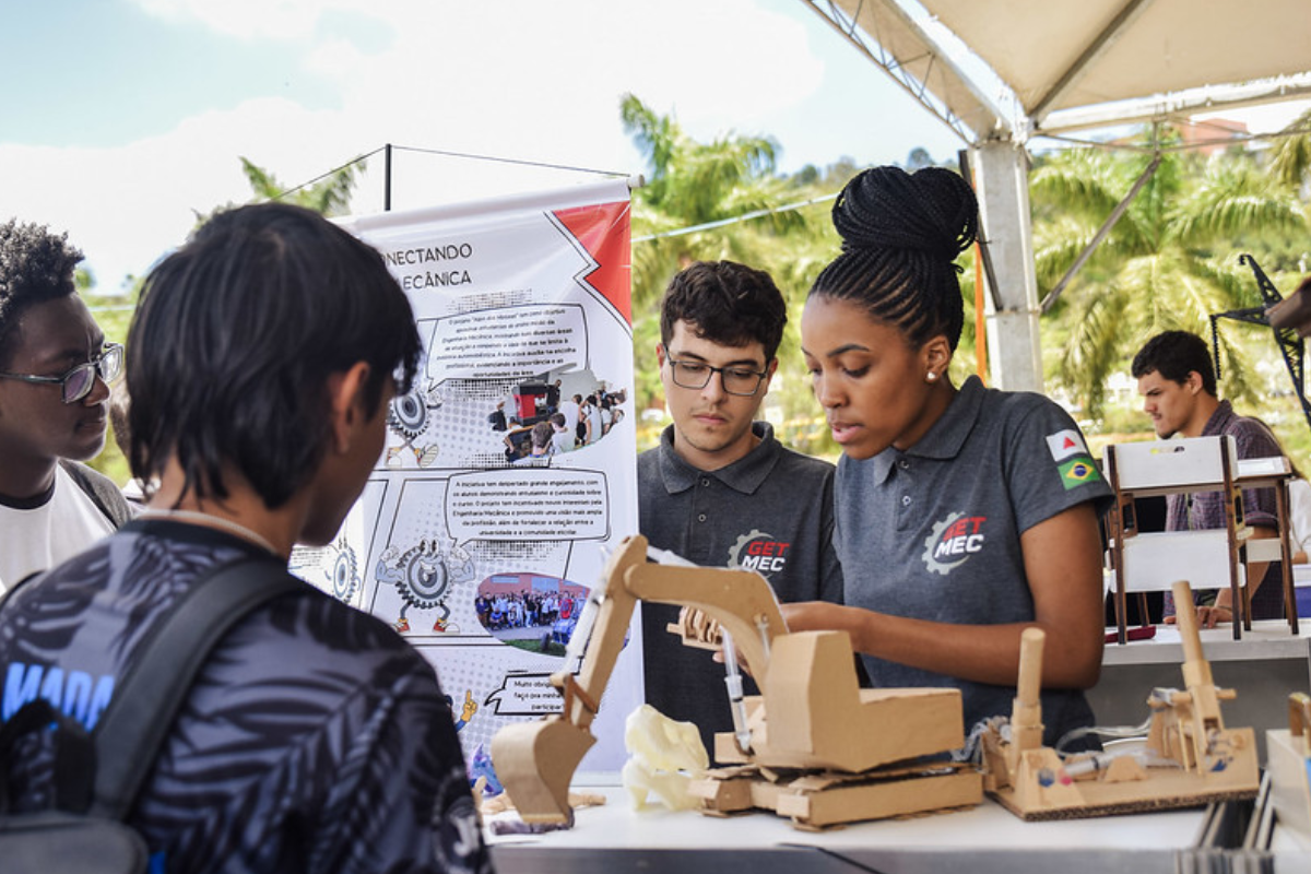 Qual carreira escolher? Feira de profissões da UFJF oferece experiências práticas em 36 cursos