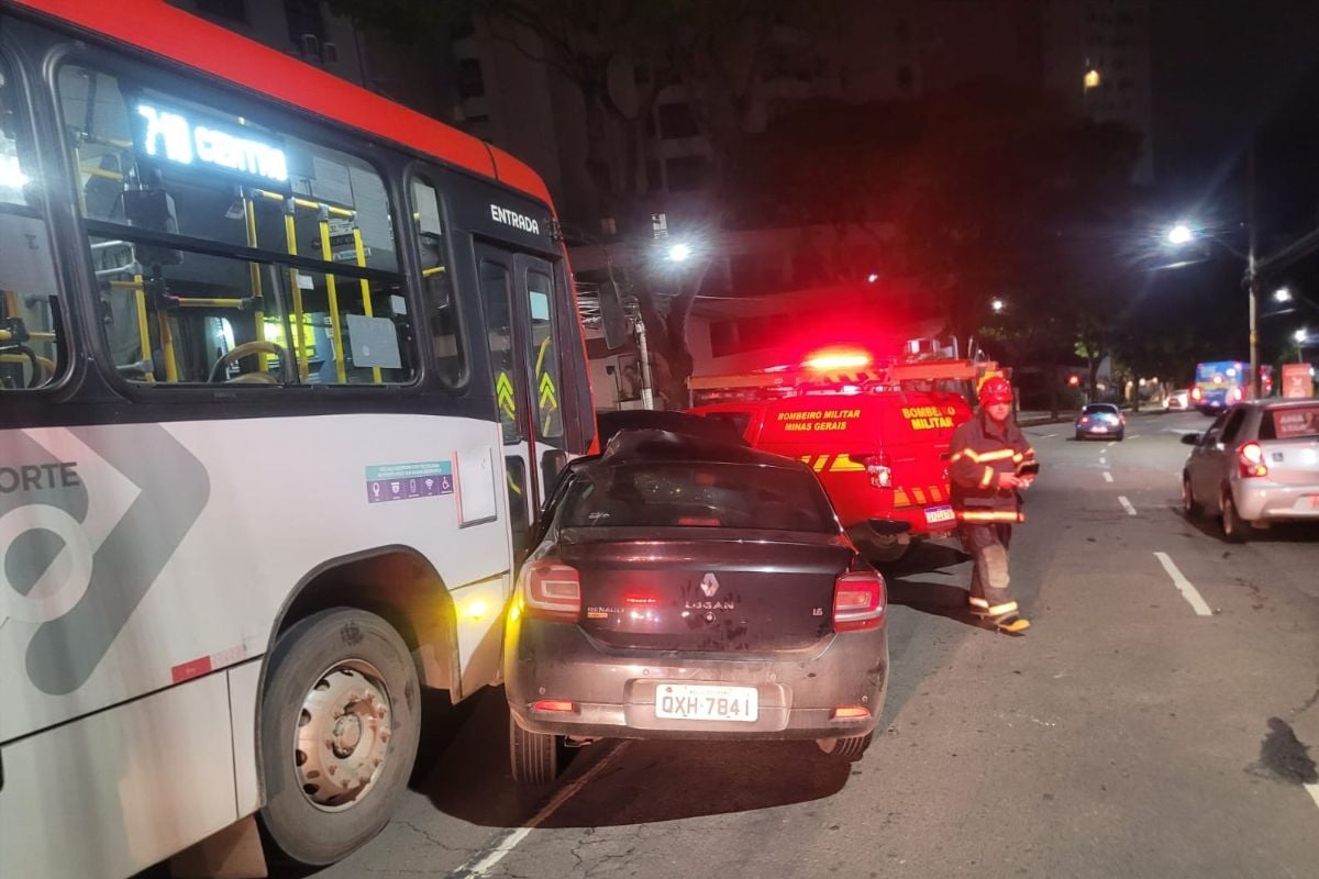 Motorista fica ferido e preso às ferragens após colisão com ônibus em Juiz de Fora