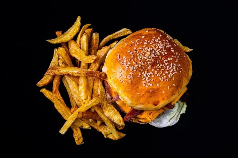 Funcionária recebia hambúrguer, batata frita e refrigerante todos os dias como alimentação no trabalho, mas a Justiça considerou que a refeição não era adequada e condenou a empresa a pagar R$ 4 mil de indenização