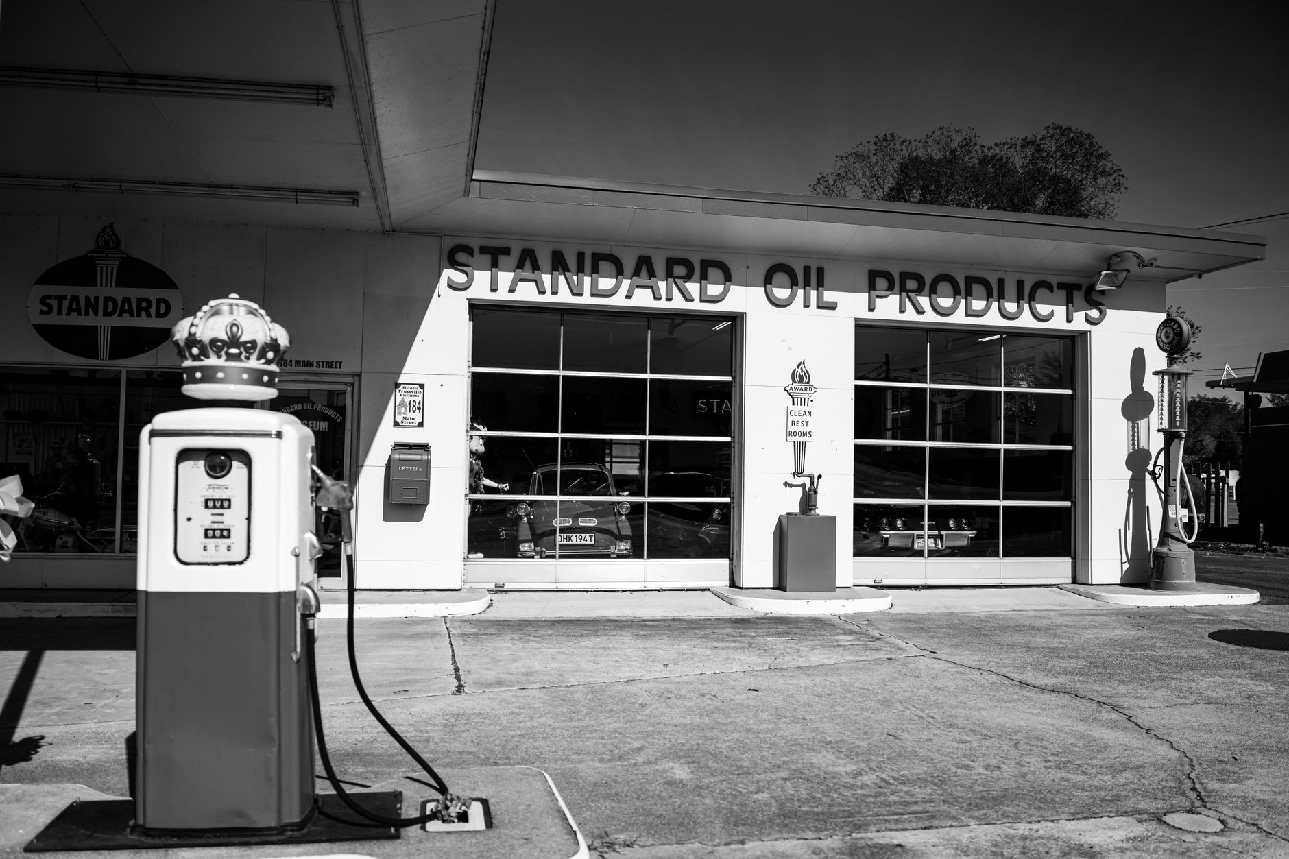 Há 110 anos, um empresário acumulou uma fortuna gigantesca com petróleo, enfrentou uma decisão judicial que desmontou seu império e mesmo assim viu o valor de suas participações disparar até se tornar o primeiro bilionário da história 3 Foto em preto e branco de um posto de gasolina vintage da Standard Oil em Trussville, Alabama.