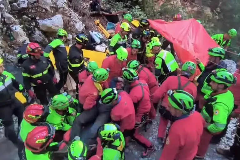Homem entra em uma caverna na Itália acompanhado da namorada, mas um desmoronamento bloqueia a saída e o deixa preso no subsolo por 26 horas, até que dezenas de socorristas conseguem retirá-lo com vida