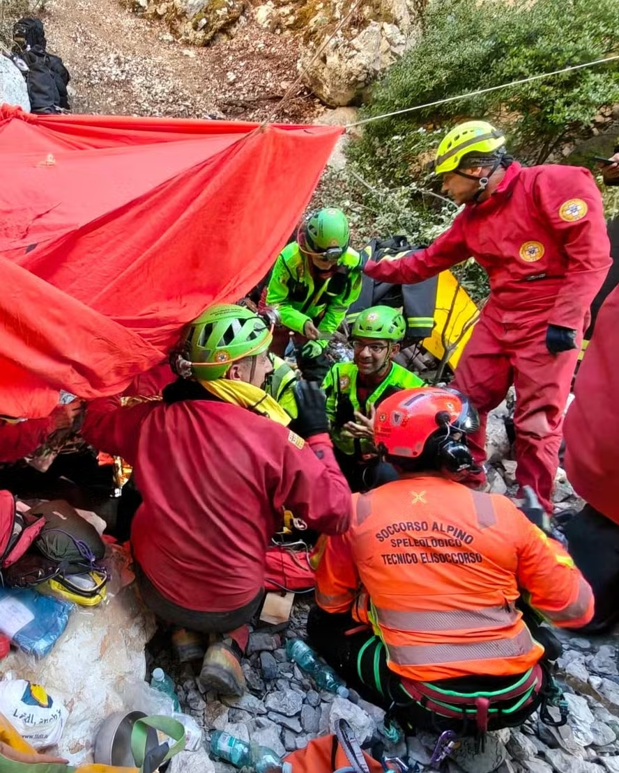 homem entra em uma caverna na italia acompanhado da nam