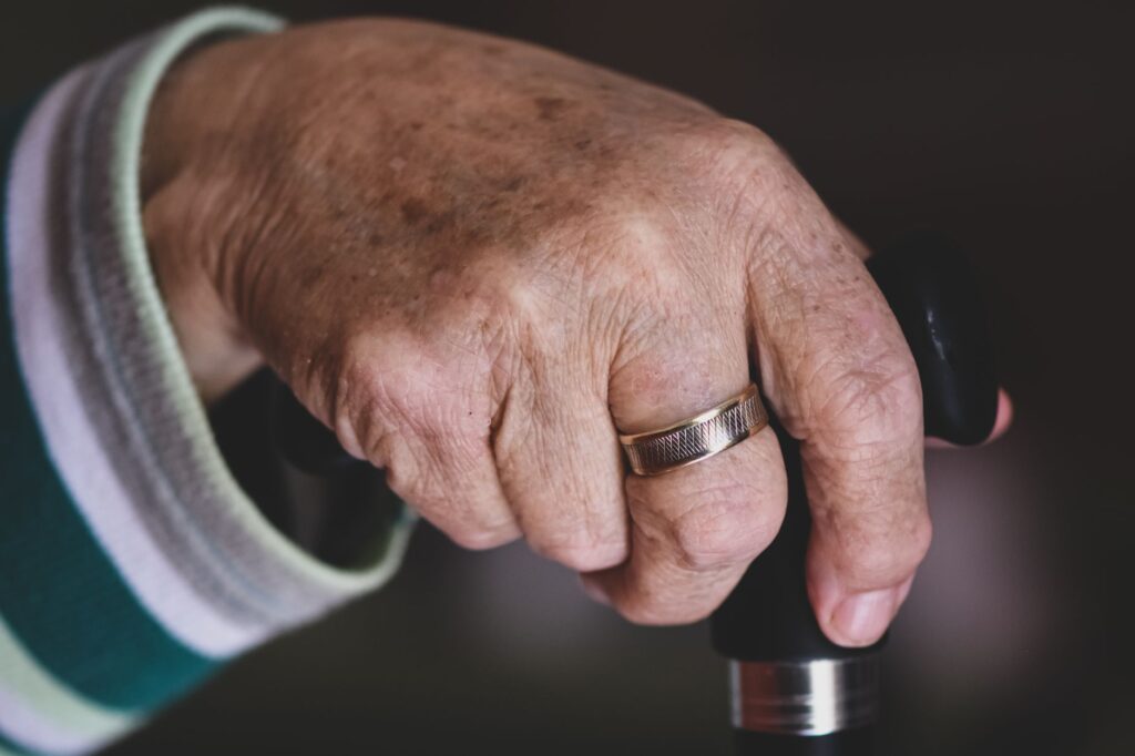 Homem nasceu no Brasil em 1912 e viveu por mais de 11 décadas até ser reconhecido como o homem mais velho do mundo, carregando uma história que atravessa boa parte do século 20