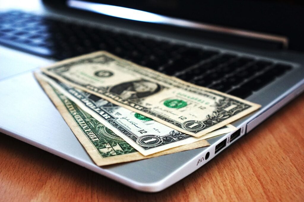 Homem usava relacionamentos iniciados pela internet para convencer mulheres a entregar dinheiro e inventava oportunidades de negócios e investimentos que fizeram as vítimas perderem quase R$ 9,5 milhões
