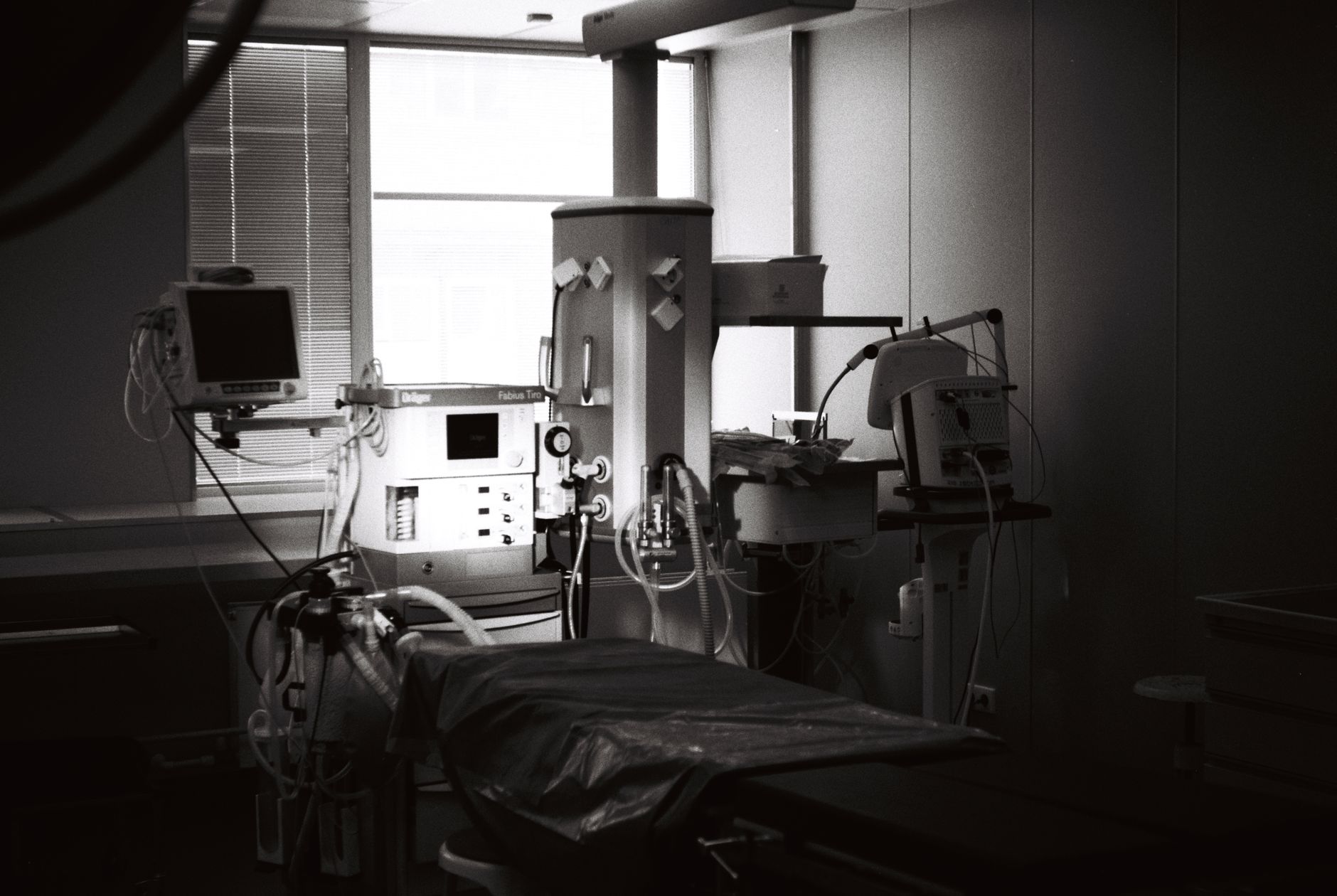 Uma sala de exame bem equipada em um hospital com instrumentos cirúrgicos avançados e maquinário.