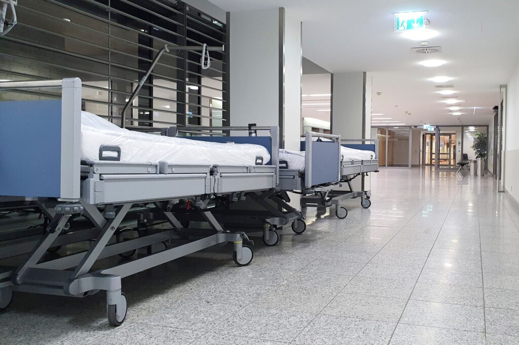 Hospital público é alvo de condenação após vigilantes retirarem paciente à força: Estado terá de pagar R$ 5 mil por conduta inadequada