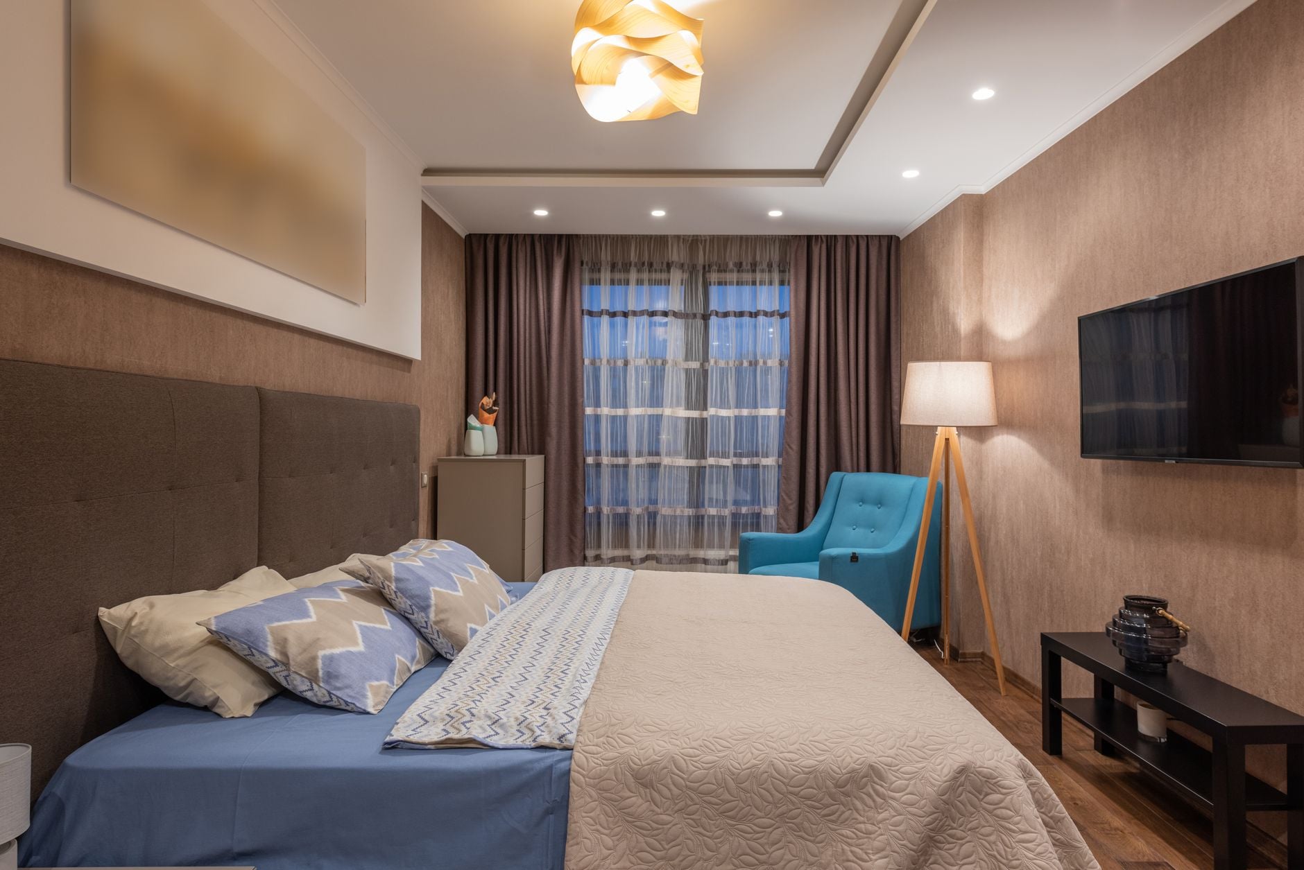 Hotel é condenado a pagar R$ 14,8 mil por manter TVs nos quartos e pode ter que desligar as transmissões 1 Luxuosa suíte de hotel com decoração elegante e mobiliário confortável em um ambiente moderno.