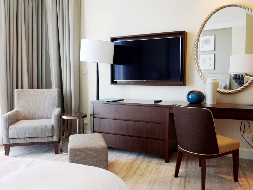 Hotel é condenado a pagar R$ 14,8 mil por manter TVs nos quartos e pode ter que desligar as transmissões