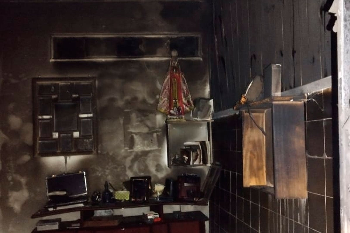 Mulher sofre queimaduras e é intubada após incêndio que teria sido provocado pelo companheiro em bairro da Zona Sul