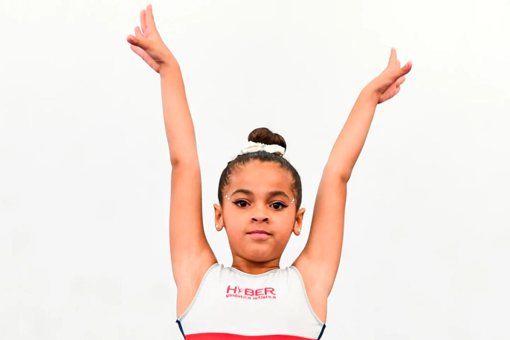 Aos 9 anos, ginasta de Juiz de Fora sonha com ouro olímpico e se prepara para torneio nacional