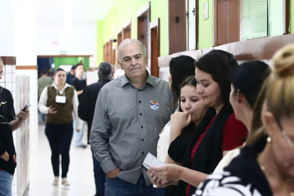 Vice na chapa de Augusto Cury, Júlio Delgado vota em Juiz de Fora 