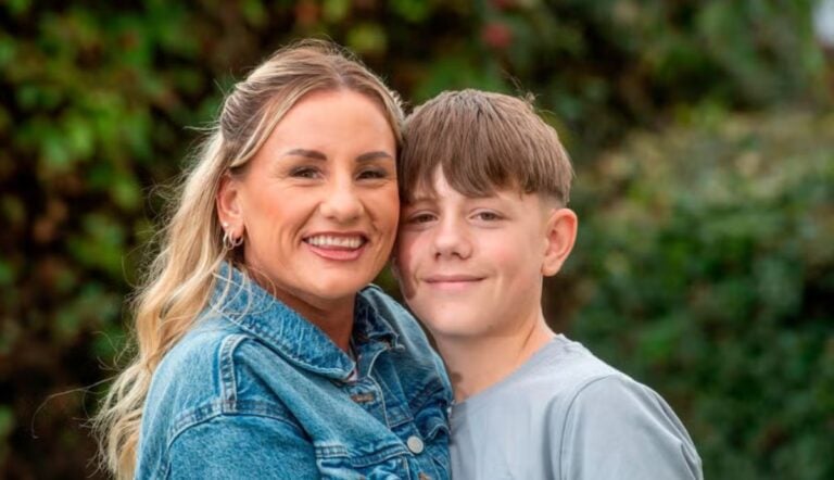 Ele tinha apenas 12 anos e estava no banco do passageiro quando a mãe desmaiou durante uma viagem: com o carro a 96 km/h e sem ninguém no controle, o menino segurou o volante, conseguiu parar o veículo e ainda ligou para a emergência