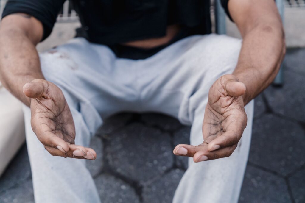 Mansão de R$ 1,4 bilhão com 45 cômodos, piscina coberta e 116 janelas está abandonada em um dos bairros mais ricos da Europa, enquanto um homem sem-teto vive há mais de três anos na entrada