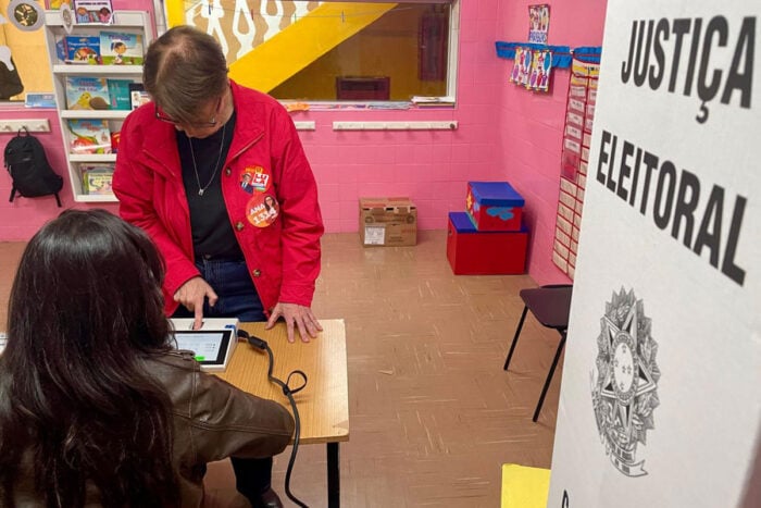 Margarida Salomão vota em Juiz de Fora neste domingo de eleições