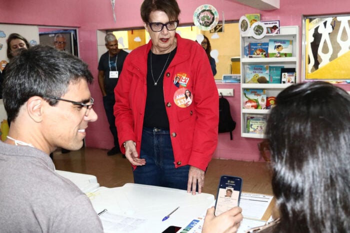 Margarida Salomão vota em Juiz de Fora neste domingo de eleições