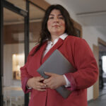 Carreira sem chefe fixo: por que o vínculo único deixou de ser regra 18 medium shot business woman with laptop