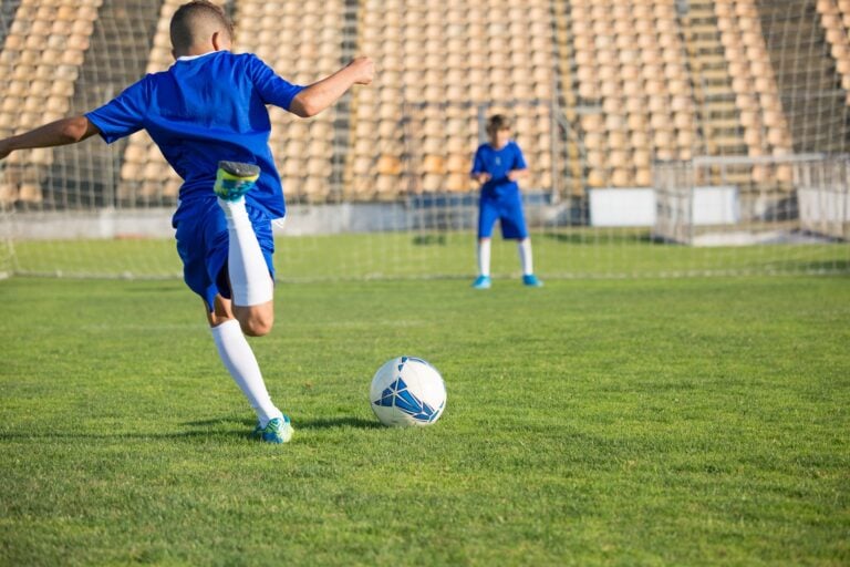 Menino jogava futebol descalço com um homem que conhecia apenas como “Seu Chico” e não fazia ideia de que estava ao lado de um ícone da música brasileira, até a mãe descobrir a verdadeira identidade do vizinho