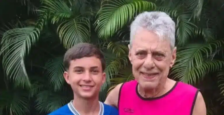 Menino jogava futebol descalço com um homem que conhecia apenas como “Seu Chico” e não fazia ideia de que estava ao lado de um ícone da música brasileira, até a mãe descobrir a verdadeira identidade do vizinho 1 menino jogava futebol descalco com um homem que conheci