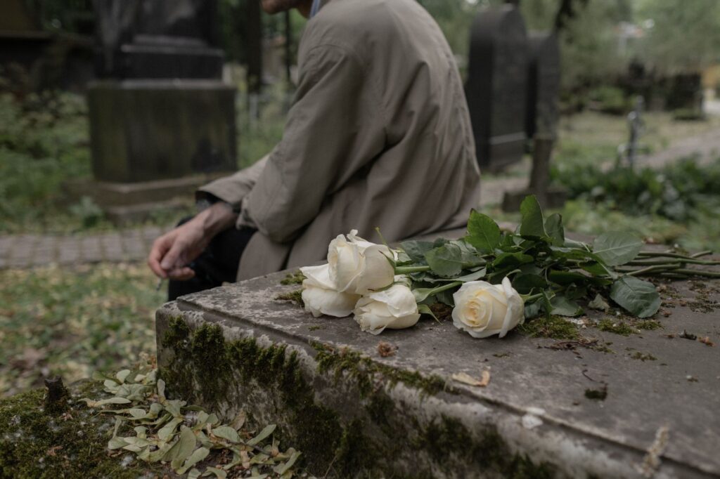 Mesmo sabendo que a morte faz parte da vida, muitas pessoas evitam pensar nela e sentem ansiedade quando o assunto aparece, e a psicologia explica o que realmente está por trás desse medo