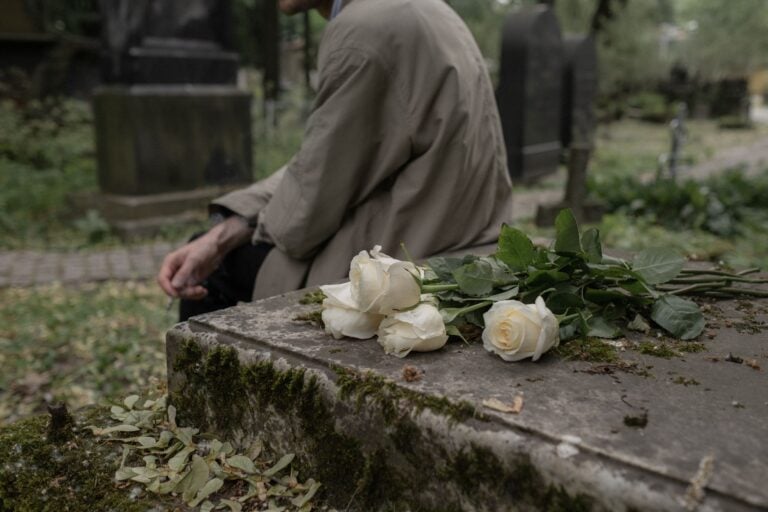 Mesmo sabendo que a morte faz parte da vida, muitas pessoas evitam pensar nela e sentem ansiedade quando o assunto aparece, e a psicologia explica o que realmente está por trás desse medo