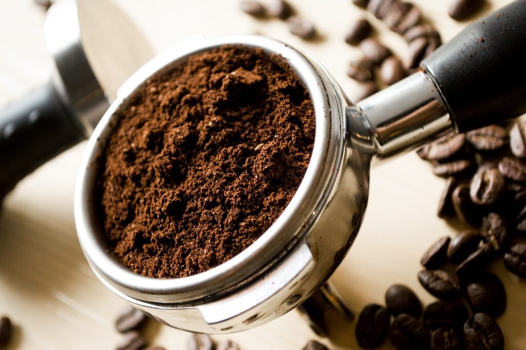 Milhões de pessoas jogam a borra de café na pia depois de preparar a bebida sem imaginar o problema que isso pode causar, e especialistas explicam o que fazer com ela em vez de mandá-la pelo ralo