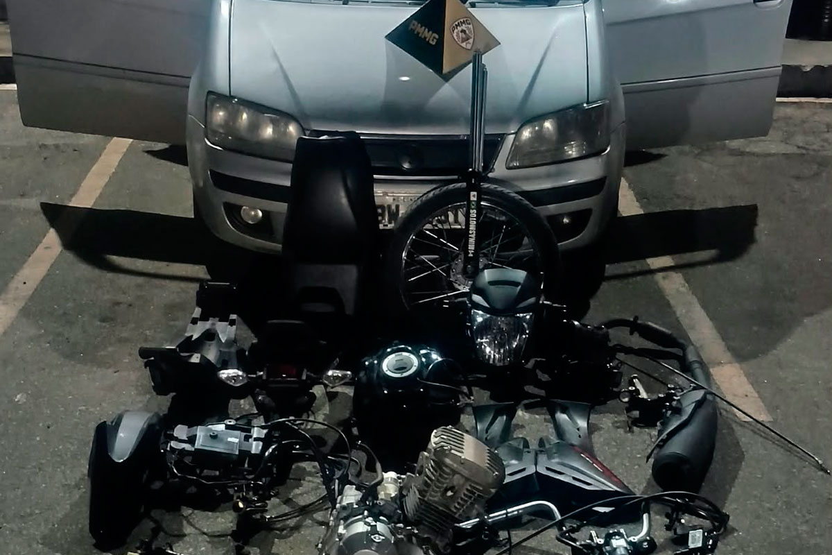 PM encontra moto furtada e desmontada dentro de carro na BR-040; dois são presos