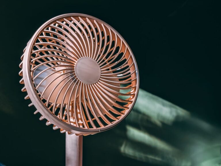 Muita gente coloca o ventilador apontado para o próprio corpo nos dias quentes, mas existe uma forma simples de posicionar o aparelho que pode ajudar a expulsar o ar quente e deixar o cômodo mais fresco