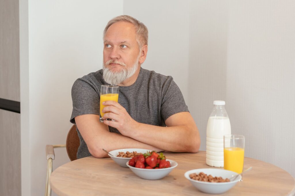 Muita gente percebe que começa a comer menos conforme envelhece, mas nem sempre sabe o motivo