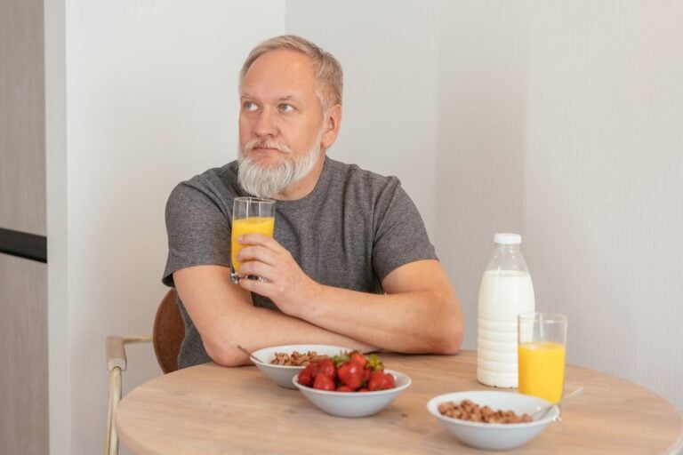 Muita gente percebe que começa a comer menos conforme envelhece, mas nem sempre sabe o motivo