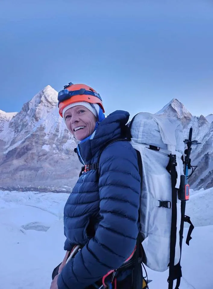 Mulher de 64 anos perdeu o marido após 26 anos de casamento e ficou sem saber como seguir a vida, mas decidiu enfrentar as montanhas para se reencontrar e acabou chegando ao topo do Everest aos 63 anos 1 mulher de 64 anos perdeu o marido apos 26 anos de casam 1