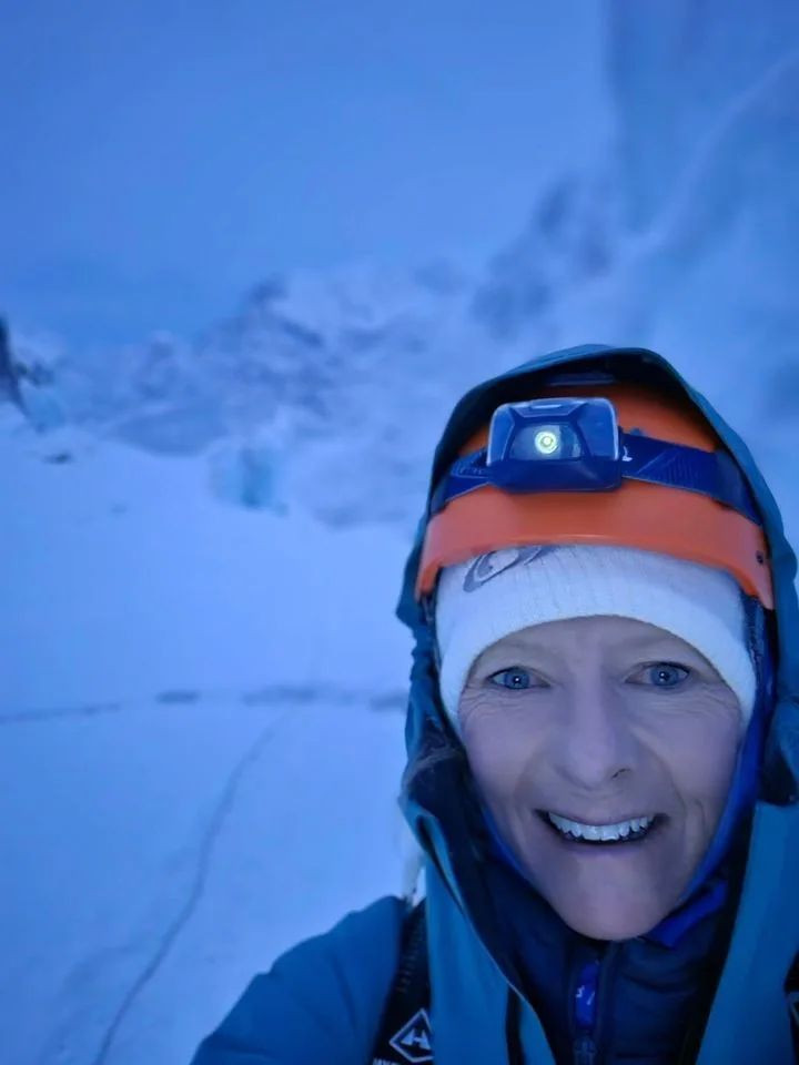 Mulher de 64 anos perdeu o marido após 26 anos de casamento e ficou sem saber como seguir a vida, mas decidiu enfrentar as montanhas para se reencontrar e acabou chegando ao topo do Everest aos 63 anos 2 mulher de 64 anos perdeu o marido apos 26 anos de casam 2