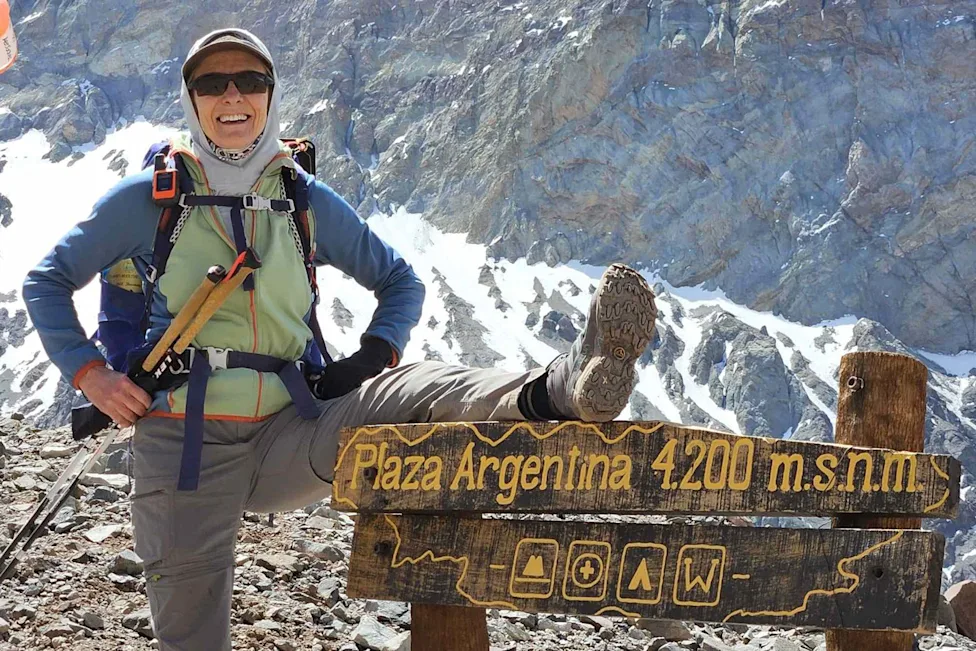 Mulher de 64 anos perdeu o marido após 26 anos de casamento e ficou sem saber como seguir a vida, mas decidiu enfrentar as montanhas para se reencontrar e acabou chegando ao topo do Everest aos 63 anos