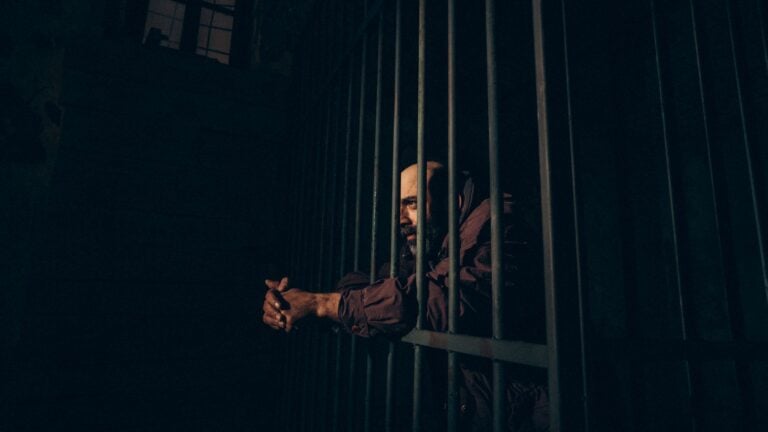 Mulher esperou o marido sair da prisão por 15 anos, mandou dinheiro, cartas e fotos da família durante todo o período, mas ficou chocada quando outro homem apareceu no dia da liberdade dizendo ter uma relação com ele