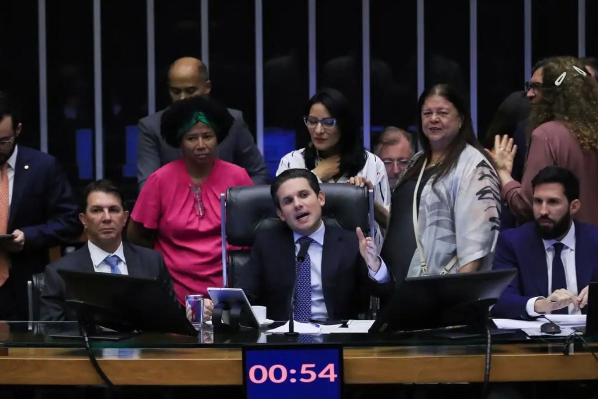 Maioria entre eleitores, mulheres ainda têm baixa representação na política