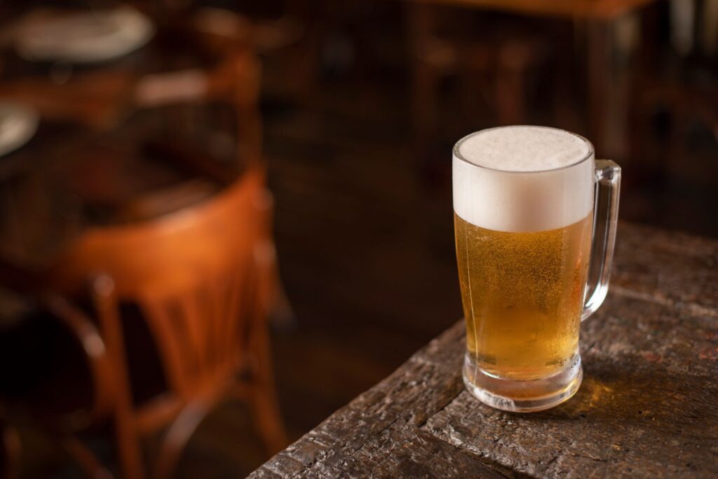 Nova decisão é tomada e cidadãos são comunicados sobre proibição de bebidas alcoólicas por 48 horas e toque de recolher durante 30 dias em todo esse país