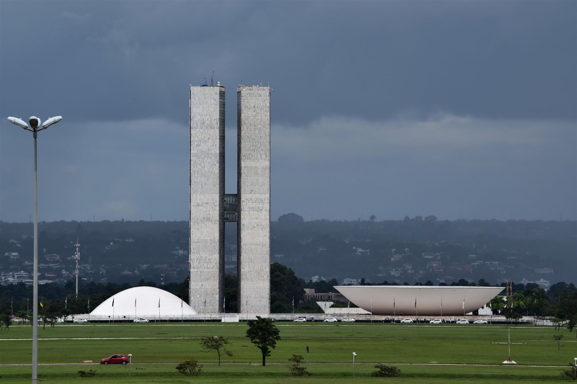 O fim da escala 6x1 já está em discussão, mas quando a mudança pode acontecer? Saiba quais etapas ainda faltam para a proposta ser aprovada 1 Vista do Congresso Nacional Brasileiro, exibindo sua arquitetura modernista icônica.