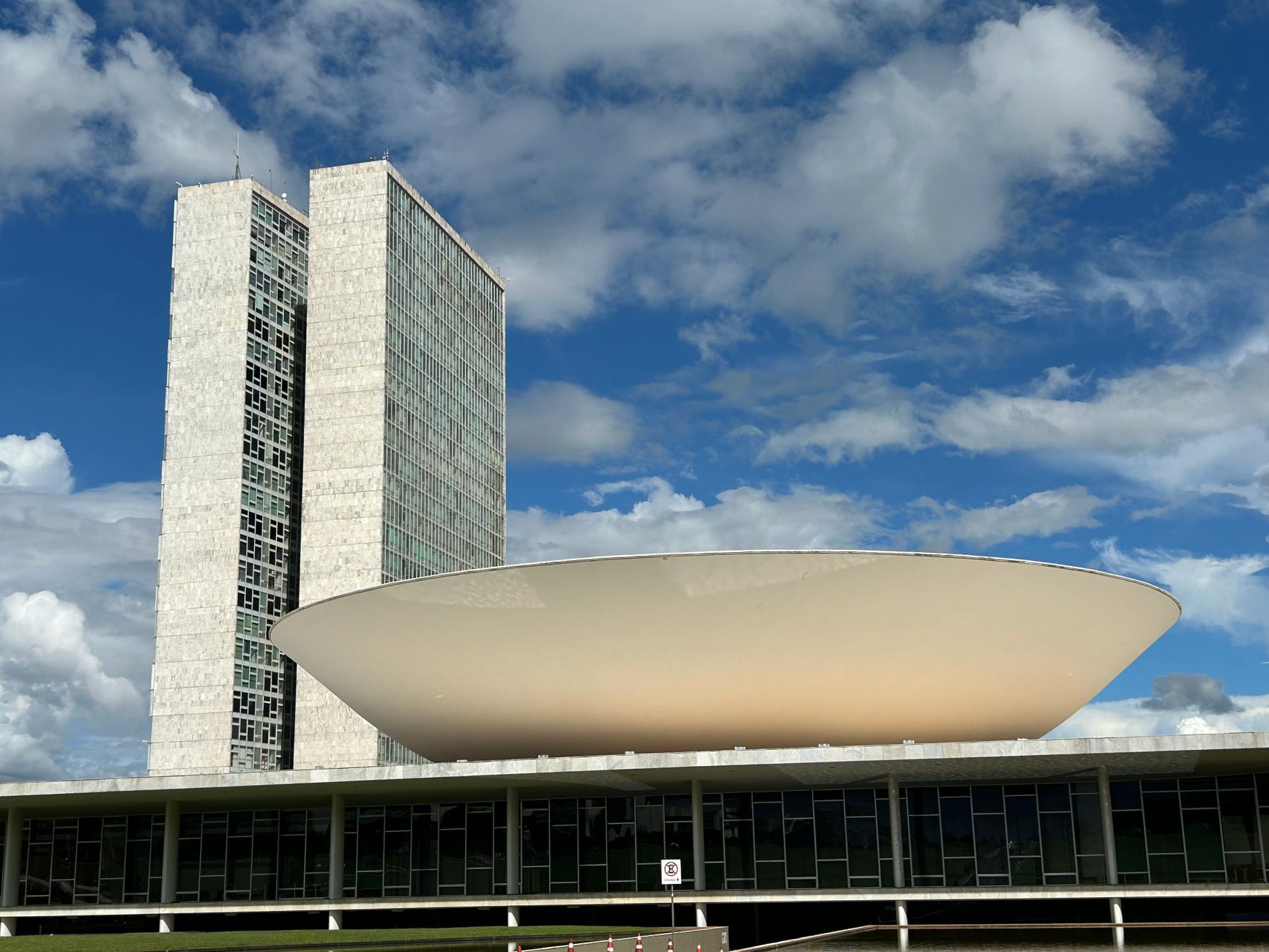 O fim da escala 6x1 já está em discussão, mas quando a mudança pode acontecer? Saiba quais etapas ainda faltam para a proposta ser aprovada 2 Congresso Nacional do Brasil com céu limpo ao fundo na paisagem arquitetônica de Brasília.