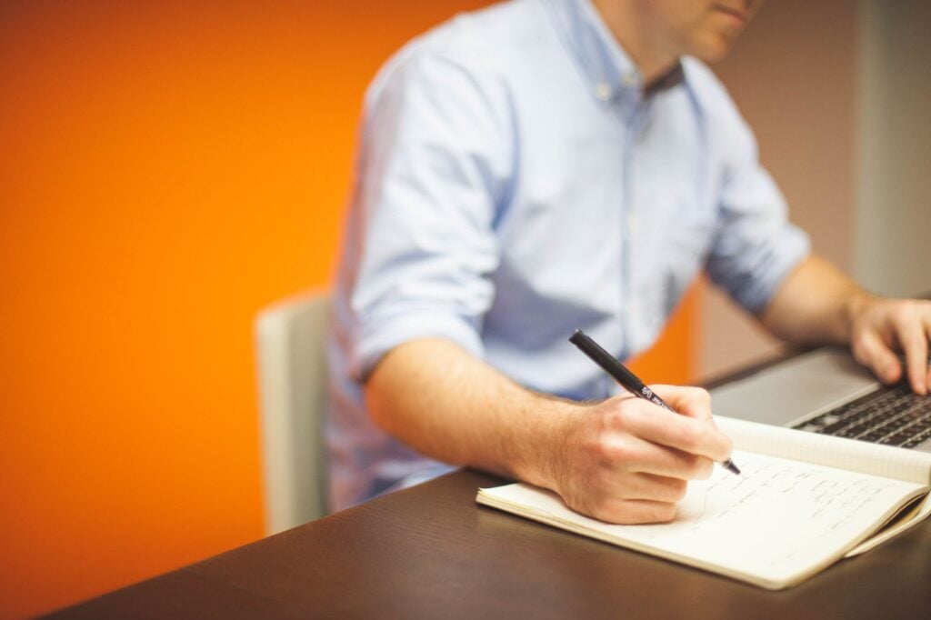 O que muda entre as escalas 6×1, 5×2, 4×3 e 12×36? Veja como cada modelo organiza os dias de trabalho e folga e quais jornadas são permitidas no Brasil